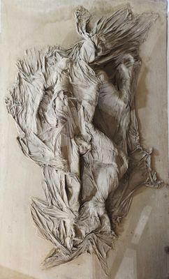 une sculpture représentant une femme à cheval, fixée sur un mur