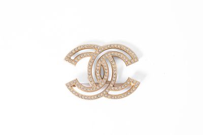 une broche Chanel en diamants et or