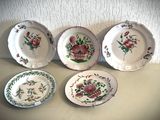 quatre assiettes ornées de fleurs posées sur une table