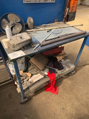 l'image d'un établi sur lequel sont posés des outils