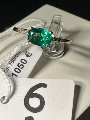 une bague sertie d'une pierre verte