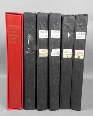 quatre livres sont alignés sur une surface grise