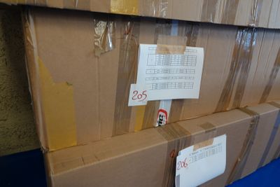 une pile de boîtes empilées les unes sur les autres
