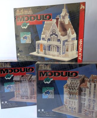 trois modèles en boîte d'un bâtiment surmonté d'une horloge