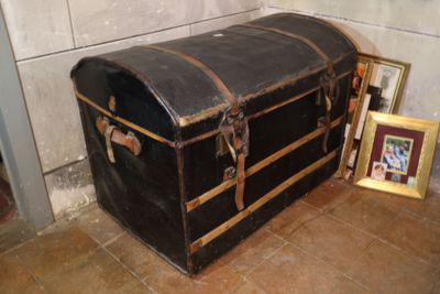 Malle de voyage en osier recouvert de toile noire et… - Photo 1