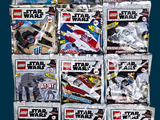 il y a beaucoup de jouets Lego Star Wars dans le colis