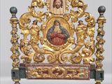 une chaise richement décorée, sur laquelle figure une image de Jésus et d'anges