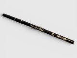 un gros plan d'un stylo noir et doré posé sur une surface blanche