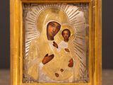 une icône de la Vierge à l'Enfant dans un cadre doré
