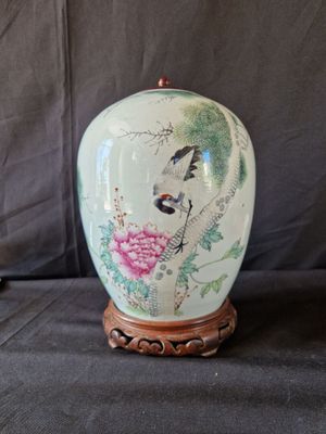 URNE de forme ovoïde, en porcelaine à décor de grue et d'idé…