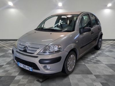 la photo d'une petite voiture garée dans un garage