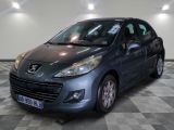 la photo d'une voiture bleue garée dans un garage