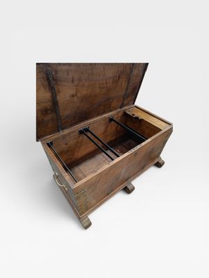 Large coffre en bois (acajou ou padouk), monté sur de larges…