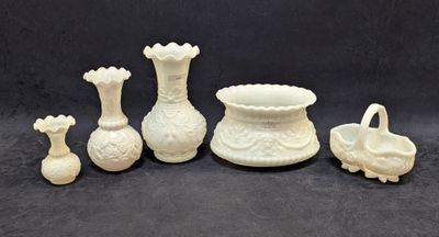 Bel ensemble de 5 opalines blanches comprenant 1 jardinière,…
