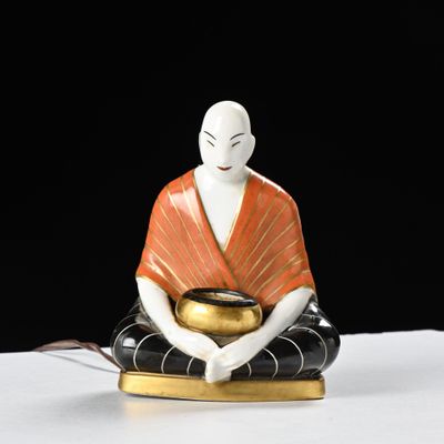 une figurine représentant une personne assise en position de méditation