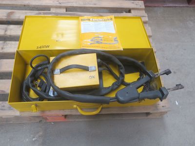 une boîte jaune avec un cordon noir, une boîte jaune avec un cordon noir, une boîte jaune avec un cordon noir et une boîte jaune avec un cordon noir