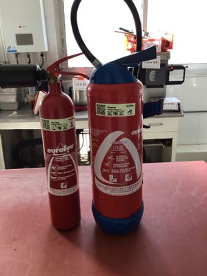 2 extincteurs : 1 extincteur 9 litre eau + 1 extincteur 2 kg dioxyde d - Photo 1