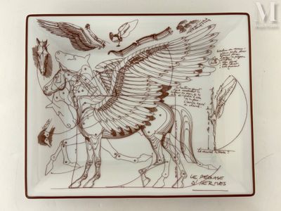 une assiette sur laquelle sont représentés un cheval et un oiseau