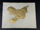 un oiseau imprimé en doré sur du papier blanc, sur fond noir