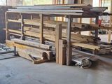 plusieurs pièces de bois sont empilées dans une pièce