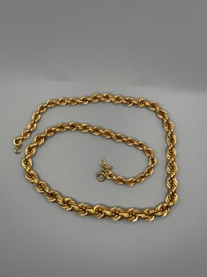 une chaîne en or munie d'un fermoir