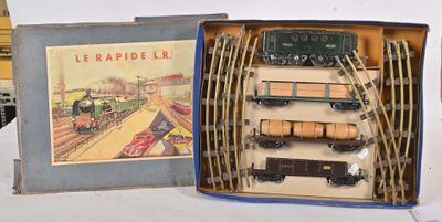 une boîte contenant un train sur une table