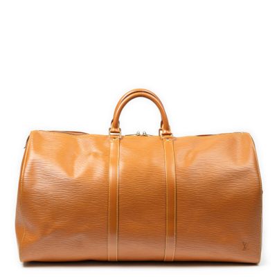un sac de voyage en cuir marron posé sur une surface blanche