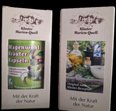 deux boîtes de nourriture posées sur une table