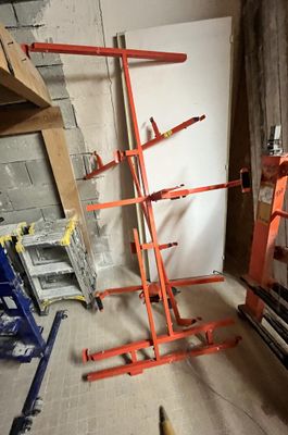 une photo d'une pièce dans laquelle se trouve une échelle