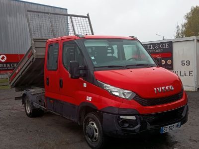 un camion rouge garé devant un bâtiment