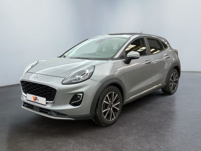 une voiture argentée garée dans une pièce au sol noir