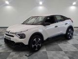 Le SUV blanc est garé dans une pièce au sol à carreaux.