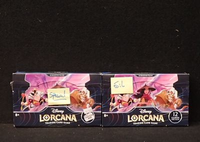 deux boîtes de dentifrice Lorcana posées sur une surface noire