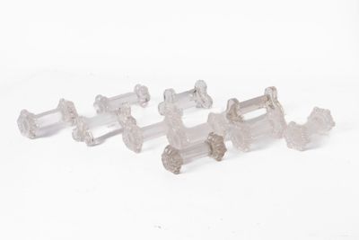 un ensemble de morceaux de verre transparent posés sur une surface blanche
