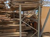 un gros tas de bois posé à même le sol d'un immeuble