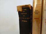 deux vieux livres posés côte à côte sur une étagère