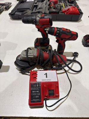 many tools that are on the table together