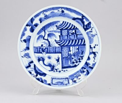 une assiette orientale bleue et blanche ornée d'une scène orientale