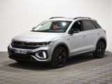 un SUV Volkswagen blanc garé sur un sol à damier