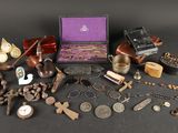 plusieurs objets posés ensemble sur une table