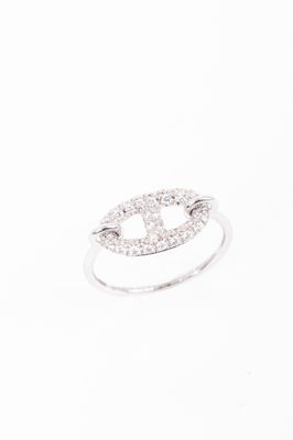 gros plan d'une bague en diamant sur fond blanc