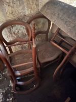 SUITE DE CHAISES en bois mouluré, assise cannée.
