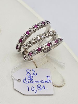 trois rangées de diamants roses et blancs sont disposées sur un fond blanc
