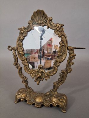 Miroir de style rocaille en laiton, la cadre à décor de coqu…