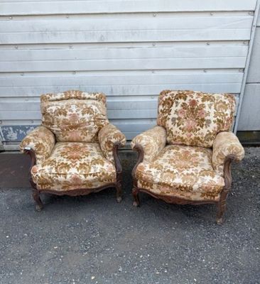 une paire de fauteuils rembourrés placés devant un mur