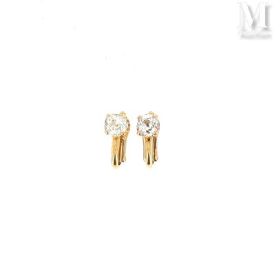 une paire de boucles d'oreilles en diamant sur fond blanc
