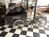 un vélo équipé d'une remorque à l'arrière