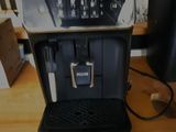 une photo d'une machine à café posée sur une table en bois