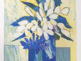 tableau représentant des fleurs blanches dans un vase bleu sur fond jaune