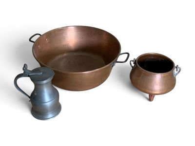 deux casseroles et une poêle posées les unes à côté des autres sur une table